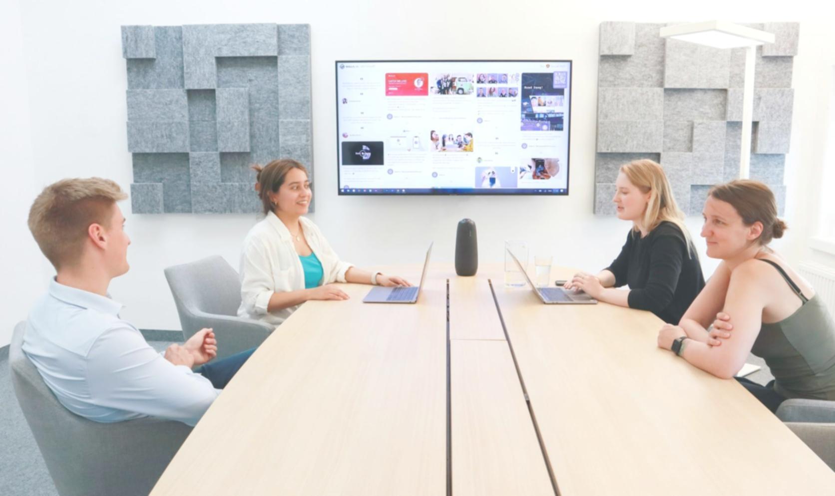 Studenti che lavorano su progetti web durante una sessione pratica in aula